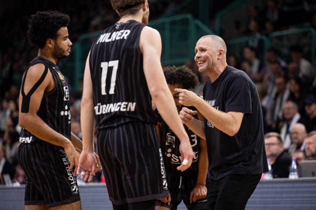 BBC Bayreuth - Tigers Tuebingen, Herren, 2. Bundesliga, Barmer 2. Basketball Bundesliga, pro A, 13. Spieltag, Spielzeit 2025 2026, 20.12.2025 Henrik Sonko (Tigers Tuebingen, Head Coach) redet an der Seitenlinie mit seinen Spielern