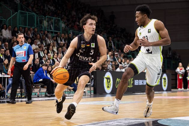BBC Bayreuth - Tigers Tuebingen, Herren, 2. Bundesliga, Barmer 2. Basketball Bundesliga, pro A, 13. Spieltag, Spielzeit 2025 2026, 20.12.2025 Kaya Bayram (Tigers Tuebingen, 05) auf dem Weg zum Korb gegen Kevaughn Allen (BBC Bayreuth, 23)