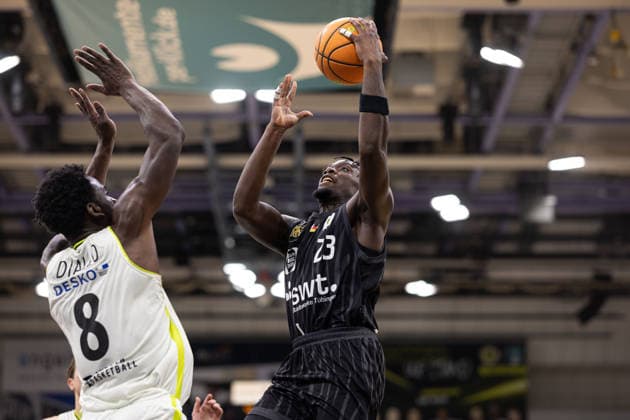 BBC Bayreuth - Tigers Tuebingen, Herren, 2. Bundesliga, Barmer 2. Basketball Bundesliga, pro A, 13. Spieltag, Spielzeit 2025 2026, 20.12.2025 Melkisedek Moreaux (Tigers Tuebingen, 23) beim Abschluss gegen Nat Diallo (BBC Bayreuth, 08)