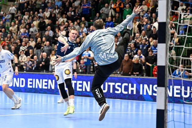 DAIKIN 1.Handball - Bundesliga - 25 26 - 18. Spieltag: Bergischer HC - TBV Lemgo Lippe am 20.12.2025 in der Uni-Halle in Wuppertal Nico Schöttle ( 8 Bergischer HC) erfolgreich gegen Torhüter Constantin Möstl ( 1 TBV Lemgo)