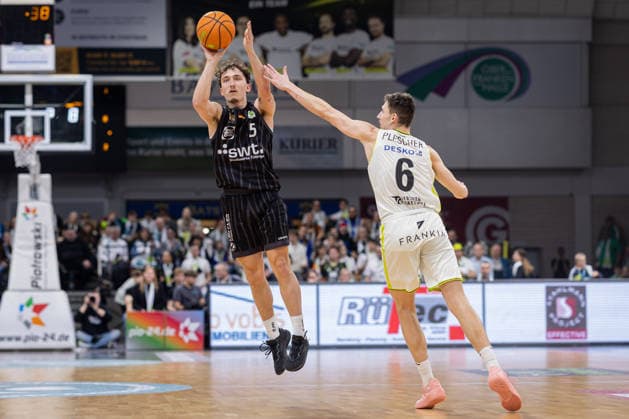 BBC Bayreuth - Tigers Tuebingen, Herren, 2. Bundesliga, Barmer 2. Basketball Bundesliga, pro A, 13. Spieltag, Spielzeit 2025 2026, 20.12.2025 Kaya Bayram (Tigers Tuebingen, 05) beim wilden Dreier gegen Moritz Plescher (BBC Bayreuth, 06)