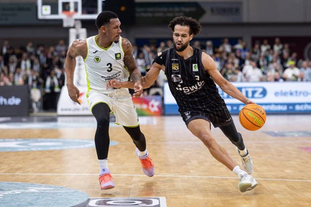 BBC Bayreuth - Tigers Tuebingen, Herren, 2. Bundesliga, Barmer 2. Basketball Bundesliga, pro A, 13. Spieltag, Spielzeit 2025 2026, 20.12.2025 Miles Tention (Tigers Tuebingen, 03) beim Drive zum Korb gegen Rayshawn Mart (BBC Bayreuth, 03)