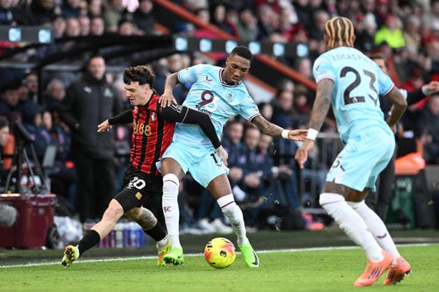 Bournemouth v Burnley, Premier League Jaidon Anthony (11) of Burnley battles for possession with Alex Jimenez (20) of AFC Bournemouth during the Premier League match between Bournemouth and Burnley at the Vitality Stadium, Bournemouth, UK on 20 December 2025. Bournemouth Vitality Stadium Dorset UK Editorial use only DataCo restrictions apply See www.football-dataco.com , Copyright: xGrahamxHuntx PSI-23457-0344