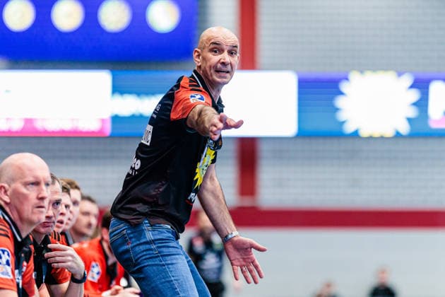 Davor Dominikovic (TuS N-Luebbecke, Trainer) aergert sich regt sich auf GER, TuS N-Luebbecke vs. HSG Krefeld Niederrhein, Handball, 2. Bundesliga, 16. Spieltag, Spielzeit 2025 2026, 20.12.2025 GER, TuS N-Luebbecke vs. HSG Krefeld Niederrhein, Handball, 2. Bundesliga, 16. Spieltag, Spielzeit 2025 2026, 20.12.2025 Luebbecke Copyright: xEibner-Pressefoto JanxRollingerx EP_JSK