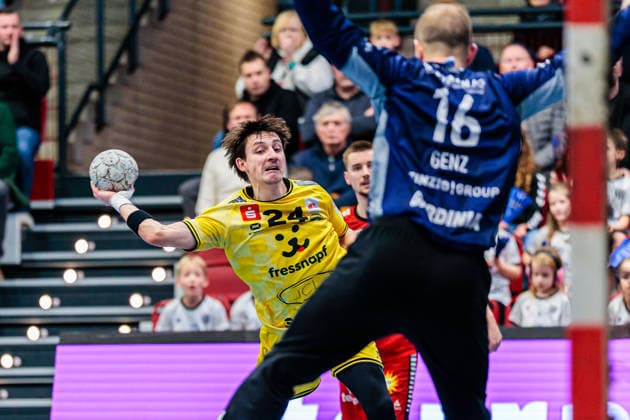 v.l. Cedric Marquardt (HSG Krefeld Niederrhein, 24), Fredrik Genz (TuS N-Luebbecke, 16) im Torwurf GER, TuS N-Luebbecke vs. HSG Krefeld Niederrhein, Handball, 2. Bundesliga, 16. Spieltag, Spielzeit 2025 2026, 20.12.2025 GER, TuS N-Luebbecke vs. HSG Krefeld Niederrhein, Handball, 2. Bundesliga, 16. Spieltag, Spielzeit 2025 2026, 20.12.2025 Luebbecke Copyright: xEibner-Pressefoto JanxRollingerx EP_JSK