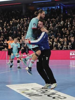 20.12.2025 - Handball - 1. Bundesliga DAIKIN HBL - Saison 2025 2026 - 18. Spieltag: HC Erlangen Metropolregion Nürnberg HCE - MT Melsungen - DaMa - xdaxmax - Jubel Freude nach Spielende - Olle Forsell Schefvert (25, MT Melsungen ) Kristof Palasics (32, MT Melsungen )
