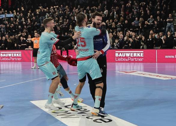 20.12.2025 - Handball - 1. Bundesliga DAIKIN HBL - Saison 2025 2026 - 18. Spieltag: HC Erlangen Metropolregion Nürnberg HCE - MT Melsungen - DaMa - xdaxmax - Jubel Freude nach Spielende - Kristof Palasics (32, MT Melsungen ) und Mannschaft Team