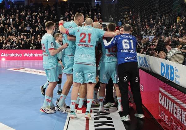 20.12.2025 - Handball - 1. Bundesliga DAIKIN HBL - Saison 2025 2026 - 18. Spieltag: HC Erlangen Metropolregion Nürnberg HCE - MT Melsungen - DaMa - xdaxmax - Jubel Freude nach Spielende - Kristof Palasics (32, MT Melsungen ) und Mannschaft Team