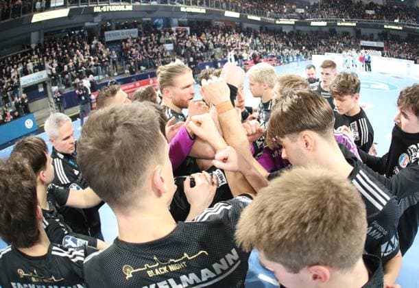 20.12.2025 - Handball - 1. Bundesliga DAIKIN HBL - Saison 2025 2026 - 18. Spieltag: HC Erlangen Metropolregion Nürnberg HCE - MT Melsungen - DaMa - xdaxmax - Mannschaft Team des HCE enttäuscht Enttäuschung nach Spielende