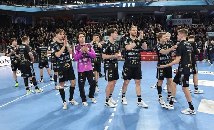 20.12.2025 - Handball - 1. Bundesliga DAIKIN HBL - Saison 2025 2026 - 18. Spieltag: HC Erlangen Metropolregion Nürnberg HCE - MT Melsungen - DaMa - xdaxmax - Mannschaft Team des HCE enttäuscht Enttäuschung nach Spielende