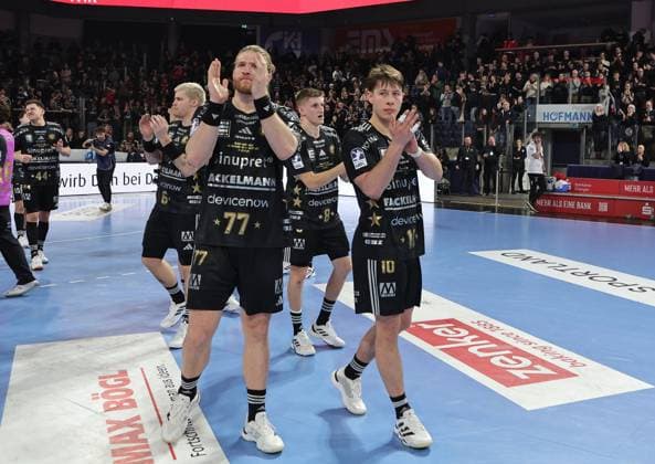 20.12.2025 - Handball - 1. Bundesliga DAIKIN HBL - Saison 2025 2026 - 18. Spieltag: HC Erlangen Metropolregion Nürnberg HCE - MT Melsungen - DaMa - xdaxmax - Maciej Gebala (77, HC Erlangen HCE ) Florian Scheerer (10, HC Erlangen HCE ) enttäuscht Enttäuschung nach Spielende