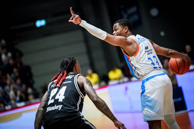 easycredit BBL Basketball Bundesliga 2025 2026 11. Spieltag 20.12.2025 Science City Jena vs BMA365 Bamberg Baskets v.re. Eric Washington (Jena) am Ball gegen Cobe Williams (Bamberg) Sparkassen Arena