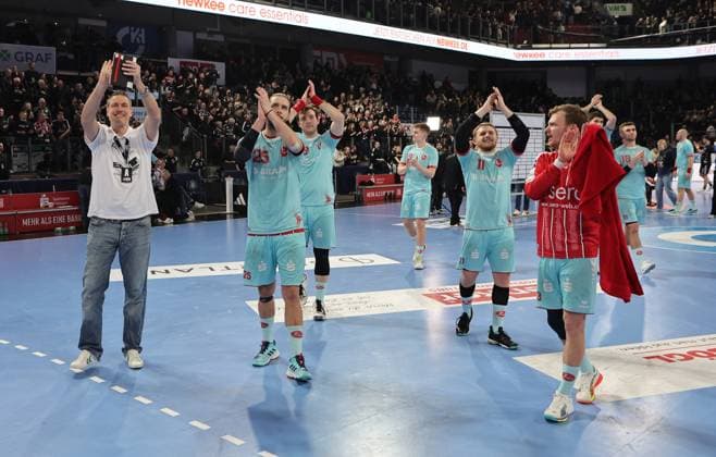 20.12.2025 - Handball - 1. Bundesliga DAIKIN HBL - Saison 2025 2026 - 18. Spieltag: HC Erlangen Metropolregion Nürnberg HCE - MT Melsungen - DaMa - xdaxmax - Mannschaft Team des MT Melsungen applaudiert klatscht in die Hände nach Spielende Zuschauer Publikum Fans zu