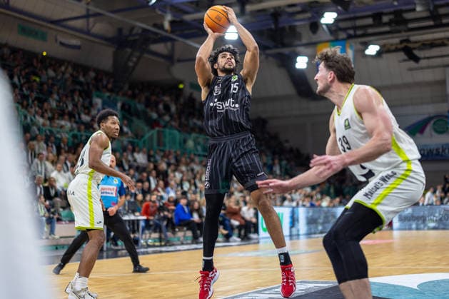 Patrick Etienne Fardy Emilien (Tigers Tuebingen, 15) beim Wurf. Willem Brandwijk (BBC Bayreuth, 39) Neuverpflichtung GER, BBC Bayreuth vs. Tigers Tuebingen, Basketball, BARMER 2. Bundesliga Bundesliga, Pro A, Saison 2025 2026, 13. Spieltag, 20.12.2025 GER, BBC Bayreuth vs. Tigers Tuebingen, Basketball, BARMER 2. Bundesliga Bundesliga, Pro A, Saison 2025 2026, 13. Spieltag, 20.12.2025 Bayreuth Copyright: xEibner-Pressefoto ArdanxFuessmanx EP_AFN