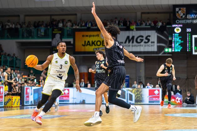 Rayshawn Mart (BBC Bayreuth, 03), Miles Tention (Tigers Tuebingen, 03) GER, BBC Bayreuth vs. Tigers Tuebingen, Basketball, BARMER 2. Bundesliga Bundesliga, Pro A, Saison 2025 2026, 13. Spieltag, 20.12.2025 GER, BBC Bayreuth vs. Tigers Tuebingen, Basketball, BARMER 2. Bundesliga Bundesliga, Pro A, Saison 2025 2026, 13. Spieltag, 20.12.2025 Bayreuth Copyright: xEibner-Pressefoto ArdanxFuessmanx EP_AFN