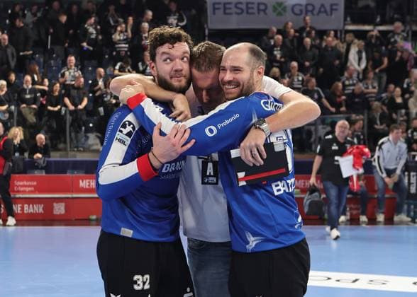 20.12.2025 - Handball - 1. Bundesliga DAIKIN HBL - Saison 2025 2026 - 18. Spieltag: HC Erlangen Metropolregion Nürnberg HCE - MT Melsungen - DaMa - xdaxmax - Kristof Palasics (32, MT Melsungen ) Carsten Lichtlein (MT Melsungen ) umarmen sich nach Spielende