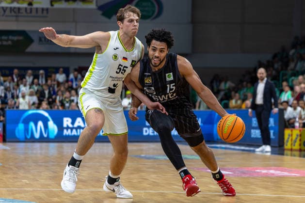 Patrick Etienne Fardy Emilien (Tigers Tuebingen, 15) Lenny Liedtke (BBC Bayreuth, 55) GER, BBC Bayreuth vs. Tigers Tuebingen, Basketball, BARMER 2. Bundesliga Bundesliga, Pro A, Saison 2025 2026, 13. Spieltag, 20.12.2025 GER, BBC Bayreuth vs. Tigers Tuebingen, Basketball, BARMER 2. Bundesliga Bundesliga, Pro A, Saison 2025 2026, 13. Spieltag, 20.12.2025 Bayreuth Copyright: xEibner-Pressefoto ArdanxFuessmanx EP_AFN