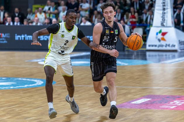 Kaya Bayram (Tigers Tuebingen, 05) am Ball, verfolgt von Tehree Horn (BBC Bayreuth, 02) GER, BBC Bayreuth vs. Tigers Tuebingen, Basketball, BARMER 2. Bundesliga Bundesliga, Pro A, Saison 2025 2026, 13. Spieltag, 20.12.2025 GER, BBC Bayreuth vs. Tigers Tuebingen, Basketball, BARMER 2. Bundesliga Bundesliga, Pro A, Saison 2025 2026, 13. Spieltag, 20.12.2025 Bayreuth Copyright: xEibner-Pressefoto ArdanxFuessmanx EP_AFN