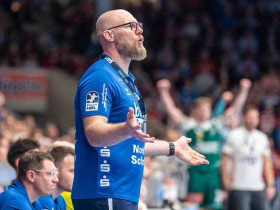 Ales Pajovic, Cheftrainer (SG Flensburg-Handewitt) versteht eine Schiedsrichterentscheidung nicht, Frisch Auf Goeppingen vs. SG Flensburg-Handewitt, Handball, 1. Bundesliga, Herren, Spielzeit 2025 2026, 20.12.2025, Frisch Auf Goeppingen vs. SG Flensburg-Handewitt, Handball, 1. Bundesliga, Herren, Spielzeit 2025 2026, 20.12.2025 Goeppingen Copyright: xEibner-Pressefoto MichaelxSchmidx EP_MST