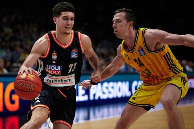Diego Garavaglia (Ratiopharm Ulm, 23), Justin Bean (Alba Berlin, 34), GER, ALBA Berlin vs. Ratiopharm Ulm, Basketball Herren, easy Credit BBL, Saison 2025 2026, 11. Spieltag, 20.12.2025 GER, ALBA Berlin vs. Ratiopharm Ulm, Basketball Herren, easy Credit BBL, Saison 2025 2026, 11. Spieltag, 20.12.2025 Berlin