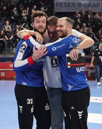 20.12.2025 - Handball - 1. Bundesliga DAIKIN HBL - Saison 2025 2026 - 18. Spieltag: HC Erlangen Metropolregion Nürnberg HCE - MT Melsungen - DaMa - xdaxmax - Kristof Palasics (32, MT Melsungen ) Carsten Lichtlein (MT Melsungen ) umarmen sich nach Spielende