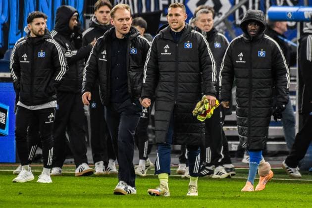 Schlussjubel Mats Wesling Teammanager Peretz Daniel ( HSV ) ( Frankfurt ) Deutschland , Hamburg , Volksparkstadion , Fussball , 1. Bundesliga , Hamburger SV - Eintracht Frankfurt