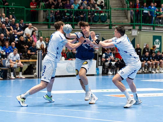 Soeren Steinhaus (Bergischer HC, 53) versucht an Hendrik Wagner (TBV Lemgo Lippe, 28) und Frederik Simak (TBV Lemgo Lippe, 08) vorbeizukommen Bergischer HC vs. TBV Lemgo Lippe, Handball, 1. Bundesliga, 18. Spieltag, Saison 2025 2026, 20.12.2025 Bergischer HC vs. TBV Lemgo Lippe, Handball, 1. Bundesliga, 18. Spieltag, Saison 2025 2026, 20.12.2025 Wuppertal Copyright: xEibner-Pressefoto DamianxKruczynx EP_DKI