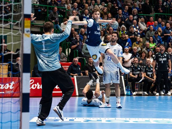 Julian Fuchs (Bergischer HC, 46) beim Torwurf gegen Constantin Moestl (TBV Lemgo Lippe, 01) Bergischer HC vs. TBV Lemgo Lippe, Handball, 1. Bundesliga, 18. Spieltag, Saison 2025 2026, 20.12.2025 Bergischer HC vs. TBV Lemgo Lippe, Handball, 1. Bundesliga, 18. Spieltag, Saison 2025 2026, 20.12.2025 Wuppertal Copyright: xEibner-Pressefoto DamianxKruczynx EP_DKI