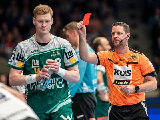Ymir Oern Gislason (Frisch Auf Goeppingen, 33) erhaelt nach 2 Minuten die rote Karte, Frisch Auf Goeppingen vs. SG Flensburg-Handewitt, Handball, 1. Bundesliga, Herren, Spielzeit 2025 2026, 20.12.2025, Frisch Auf Goeppingen vs. SG Flensburg-Handewitt, Handball, 1. Bundesliga, Herren, Spielzeit 2025 2026, 20.12.2025 Goeppingen Copyright: xEibner-Pressefoto MichaelxSchmidx EP_MST
