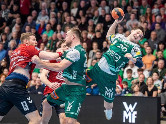 Ludvig Hallbaeck (Frisch Auf Goeppingen, 20) findet die Luecke, Frisch Auf Goeppingen vs. SG Flensburg-Handewitt, Handball, 1. Bundesliga, Herren, Spielzeit 2025 2026, 20.12.2025, Frisch Auf Goeppingen vs. SG Flensburg-Handewitt, Handball, 1. Bundesliga, Herren, Spielzeit 2025 2026, 20.12.2025 Goeppingen Copyright: xEibner-Pressefoto MichaelxSchmidx EP_MST