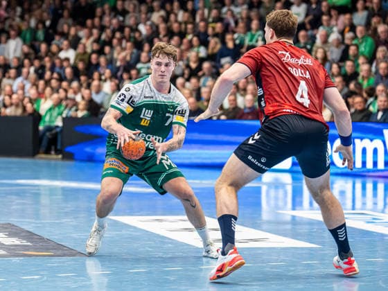 Victor Kloeve (Frisch Auf Goeppingen, 07) am Ball, Frisch Auf Goeppingen vs. SG Flensburg-Handewitt, Handball, 1. Bundesliga, Herren, Spielzeit 2025 2026, 20.12.2025, Frisch Auf Goeppingen vs. SG Flensburg-Handewitt, Handball, 1. Bundesliga, Herren, Spielzeit 2025 2026, 20.12.2025 Goeppingen Copyright: xEibner-Pressefoto MichaelxSchmidx EP_MST