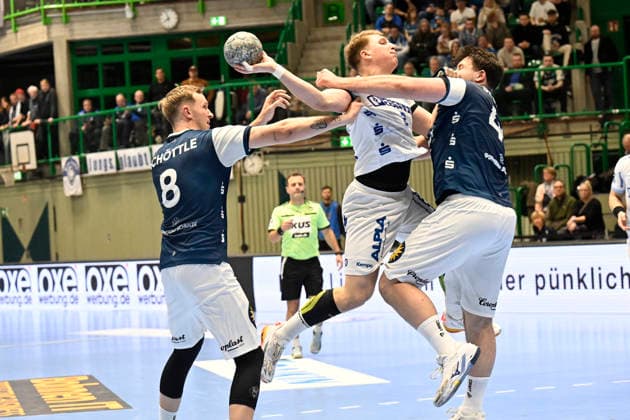 DAIKIN 1.Handball - Bundesliga - 25 26 - 18. Spieltag: Bergischer HC - TBV Lemgo Lippe am 20.12.2025 in der Uni-Halle in Wuppertal Kein Vorbeikommen bei Frederik Simak ( 8 TBV Lemgo) gegen Elias Scholtes ( 4 Bergischer HC) und Nico Schöttle ( 8 Bergischer HC)