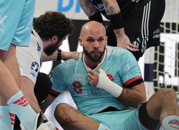 20.12.2025 - Handball - 1. Bundesliga DAIKIN HBL - Saison 2025 2026 - 18. Spieltag: HC Erlangen Metropolregion Nürnberg HCE - MT Melsungen - DaMa - xdaxmax - Adrian Sipos (8, MT Melsungen ) mit Schmerzen Verletzung verletzt am Boden