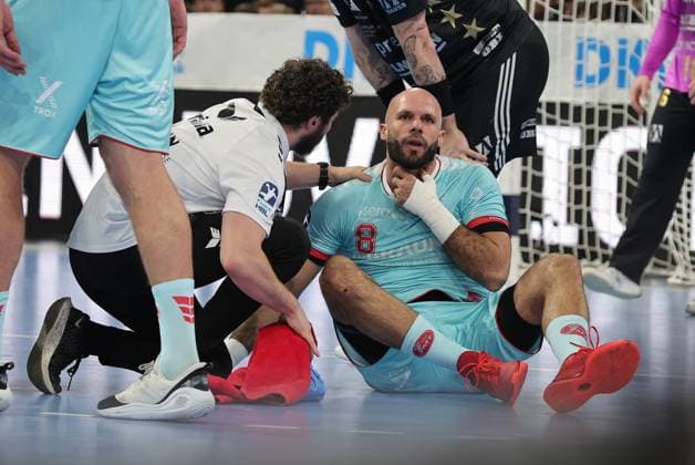 20.12.2025 - Handball - 1. Bundesliga DAIKIN HBL - Saison 2025 2026 - 18. Spieltag: HC Erlangen Metropolregion Nürnberg HCE - MT Melsungen - DaMa - xdaxmax - Adrian Sipos (8, MT Melsungen ) mit Schmerzen Verletzung verletzt am Boden