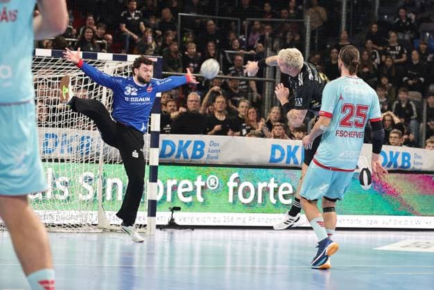 20.12.2025 - Handball - 1. Bundesliga DAIKIN HBL - Saison 2025 2026 - 18. Spieltag: HC Erlangen Metropolregion Nürnberg HCE - MT Melsungen - DaMa - xdaxmax - Kristof Palasics (32, MT Melsungen ) Marek Nissen (6, HC Erlangen HCE )