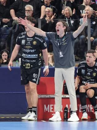 20.12.2025 - Handball - 1. Bundesliga DAIKIN HBL - Saison 2025 2026 - 18. Spieltag: HC Erlangen Metropolregion Nürnberg HCE - MT Melsungen - DaMa - xdaxmax - Johannes Sellin ( Trainer HC Erlangen HCE ) zeigt an gestikuliert dirigiert gibt Anweisungen