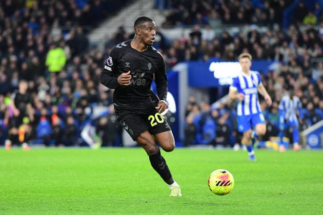 Brighton and Hove Albion v Sunderland, Premier League Nordi Mukiele Defender of Sunderland looks for the right pass to make during the Premier League match between Brighton and Hove Albion and Sunderland at the American Express Stadium, Brighton and Hove, England on 20 December 2025. Brighton and Hove American Express Stadium East Sussex UK Editorial use only DataCo restrictions apply See www.football-dataco.com , Copyright: xJeffxMoodx PSI-23454-0046