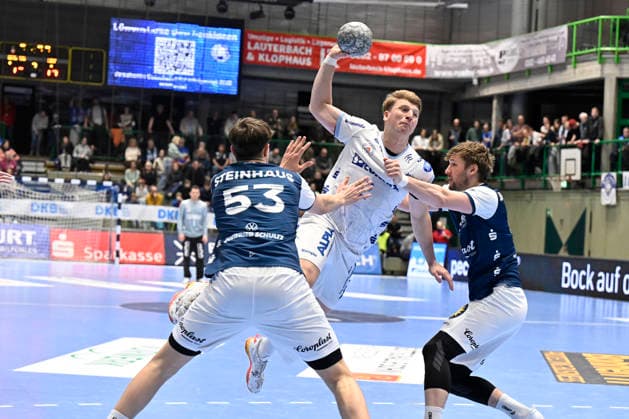 DAIKIN 1.Handball - Bundesliga - 25 26 - 18. Spieltag: Bergischer HC - TBV Lemgo Lippe am 20.12.2025 in der Uni-Halle in Wuppertal Lukas Becher ( 7 Bergischer HC) und Sören Steinhaus ( 53 Bergischer HC) gegen Lukas Hutecek ( 2 TBV Lemgo)