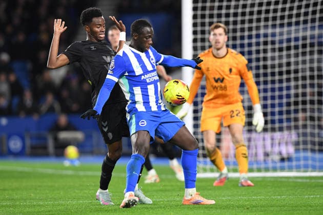 Brighton and Hove Albion v Sunderland, Premier League Yankuba Minteh Forward of Brighton and Hove Albion keeps control of the ball under pressure from Simon Adingra Forward of Sunderland during the Premier League match between Brighton and Hove Albion and Sunderland at the American Express Stadium, Brighton and Hove, England on 20 December 2025. Brighton and Hove American Express Stadium East Sussex UK Editorial use only DataCo restrictions apply See www.football-dataco.com , Copyright: xJeffxMoodx PSI-23454-0062