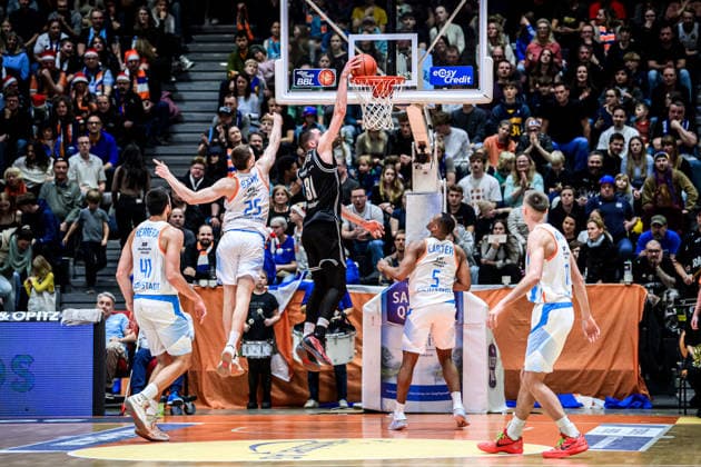 easycredit BBL Basketball Bundesliga 2025 2026 11. Spieltag 20.12.2025 Science City Jena vs BMA365 Bamberg Baskets Daniel Keppeler (Bamberg) mit dem Dunking gegen Lorenz Bank (Jena) Sparkassen Arena