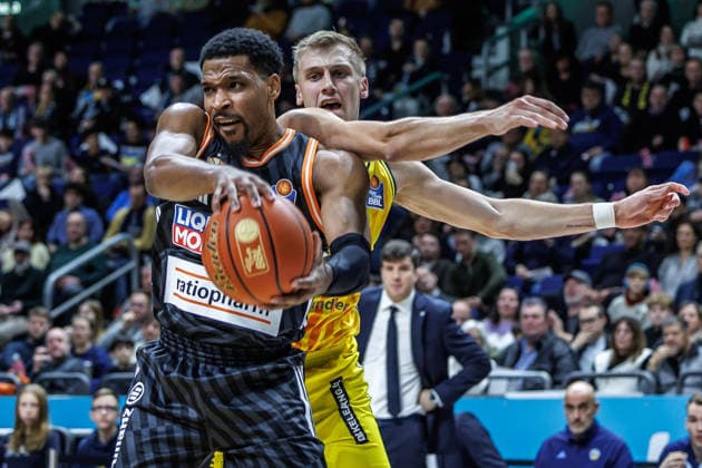 20.12.25, Berlin, Basketball, 1. Bundesliga, easyCredit BBL, Hauptrunde, 11.Spieltag, Uber Arena: ALBA BERLIN - ratiopharm Ulm. Justin Simon (ratiopharm Ulm) kaempft gegen Alex O Connell (ALBA Berlin) um den Ball. ALBA BERLIN - ratiopharm Ulm