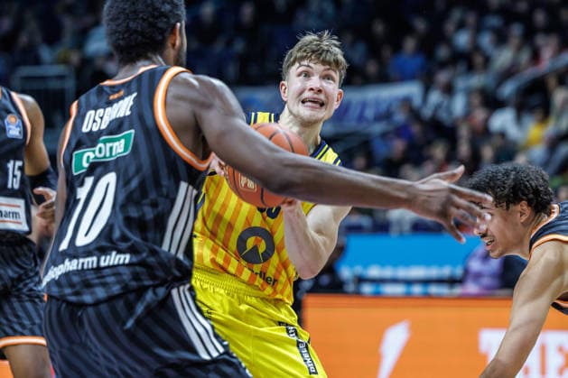 20.12.25, Berlin, Basketball, 1. Bundesliga, easyCredit BBL, Hauptrunde, 11.Spieltag, Uber Arena: ALBA BERLIN - ratiopharm Ulm. Malik Osborne (ratiopharm Ulm) kaempft gegen Bennet Hundt (ALBA Berlin) um den Ball. ALBA BERLIN - ratiopharm Ulm