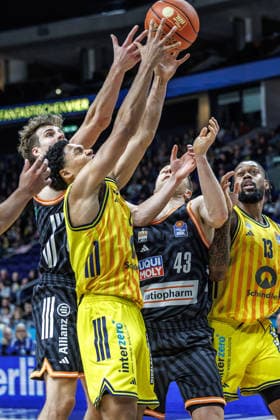 20.12.25, Berlin, Basketball, 1. Bundesliga, easyCredit BBL, Hauptrunde, 11.Spieltag, Uber Arena: ALBA BERLIN - ratiopharm Ulm. Jack Kayil (ALBA Berlin) kaempft gegen Christian Sengfelder (ratiopharm Ulm) um den Ball. ALBA BERLIN - ratiopharm Ulm