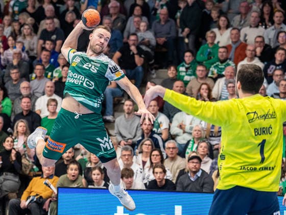 Ludvig Jurmala Astroem (Frisch Auf Goeppingen, 25) taucht frei vor Benjamin Buric (SG Flensburg-Handewitt, 01) auf, Frisch Auf Goeppingen vs. SG Flensburg-Handewitt, Handball, 1. Bundesliga, Herren, Spielzeit 2025 2026, 20.12.2025, Frisch Auf Goeppingen vs. SG Flensburg-Handewitt, Handball, 1. Bundesliga, Herren, Spielzeit 2025 2026, 20.12.2025 Goeppingen Copyright: xEibner-Pressefoto MichaelxSchmidx EP_MST