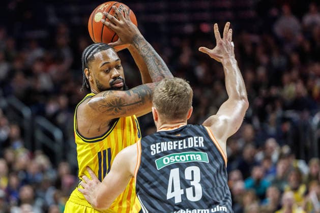 20.12.25, Berlin, Basketball, 1. Bundesliga, easyCredit BBL, Hauptrunde, 11.Spieltag, Uber Arena: ALBA BERLIN - ratiopharm Ulm. J Wan Roberts (ALBA Berlin) wirft den Ballin den Korb. ALBA BERLIN - ratiopharm Ulm