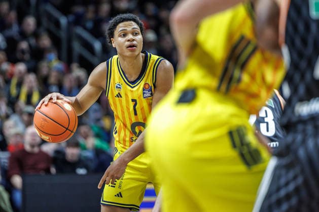 20.12.25, Berlin, Basketball, 1. Bundesliga, easyCredit BBL, Hauptrunde, 11.Spieltag, Uber Arena: ALBA BERLIN - ratiopharm Ulm. Jack Kayil (ALBA Berlin) laeuft mit dem Ball ueber das Spielfeld. ALBA BERLIN - ratiopharm Ulm
