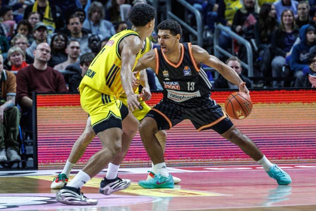 20.12.25, Berlin, Basketball, 1. Bundesliga, easyCredit BBL, Hauptrunde, 11.Spieltag, Uber Arena: ALBA BERLIN - ratiopharm Ulm. Jack Kayil (ALBA Berlin) kaempft gegen Mark Smith (ratiopharm Ulm) um den Ball. ALBA BERLIN - ratiopharm Ulm