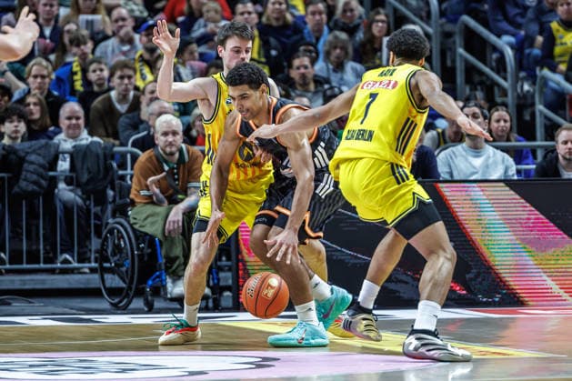 20.12.25, Berlin, Basketball, 1. Bundesliga, easyCredit BBL, Hauptrunde, 11.Spieltag, Uber Arena: ALBA BERLIN - ratiopharm Ulm. Jack Kayil (ALBA Berlin) kaempft gegen Mark Smith (ratiopharm Ulm) um den Ball. ALBA BERLIN - ratiopharm Ulm