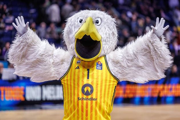 20.12.25, Berlin, Basketball, 1. Bundesliga, easyCredit BBL, Hauptrunde, 11.Spieltag, Uber Arena: ALBA BERLIN - ratiopharm Ulm. Maskotchen Albatros feuert die Fans an. ALBA BERLIN - ratiopharm Ulm