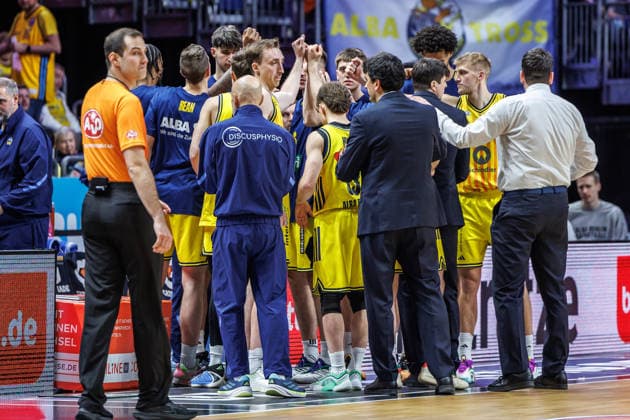 20.12.25, Berlin, Basketball, 1. Bundesliga, easyCredit BBL, Hauptrunde, 11.Spieltag, Uber Arena: ALBA BERLIN - ratiopharm Ulm. Headcoach Pedro Calles (ALBA Berlin) bespricht sich mit der Mannschaft. ALBA BERLIN - ratiopharm Ulm